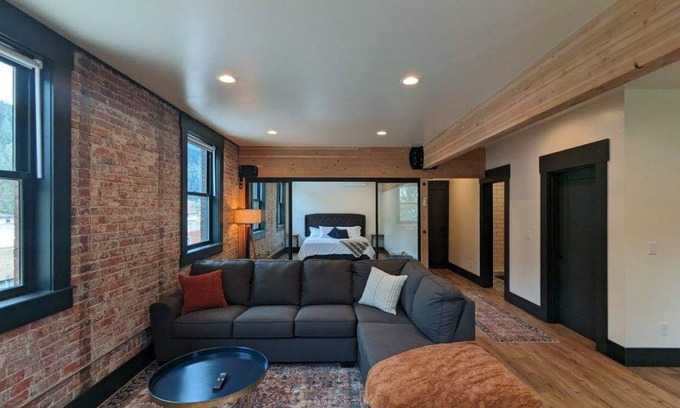 Wallace Apartment | The Linden Lofts at Albertini’s- Downtown Luxury Lofts #1