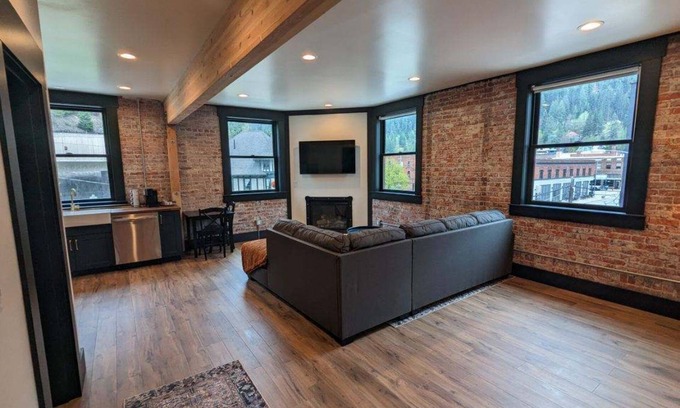 Wallace Apartment | The Linden Lofts at Albertini’s- Downtown Luxury Lofts #3