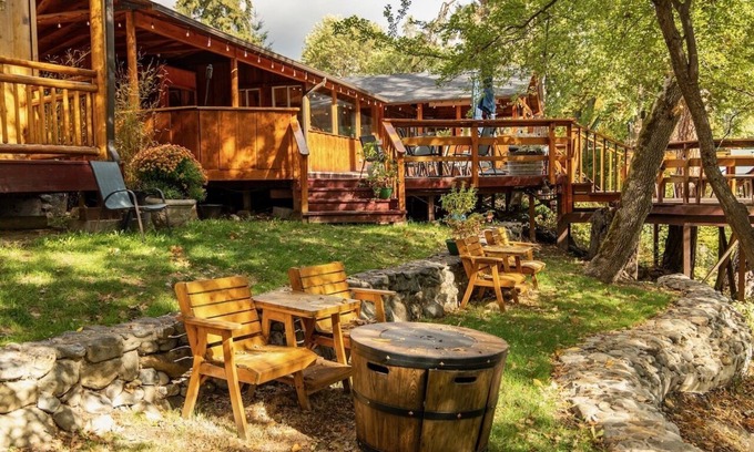 Murphy Hotel | The Lindsay Lodge & Restaurant