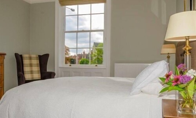 Newark Bed & Breakfast | The Lions