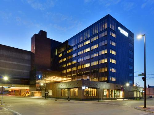 Downtown Eau Claire Hotel | The Lismore Hotel Eau Claire - a DoubleTree by Hilton
