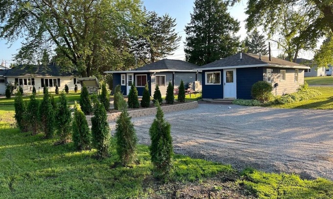 Winneconne House | The little blue jay on lake winneconne