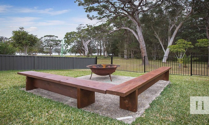 Gwandalan House | The Little Blue Lakehouse - Minutes Walk to Lake!
