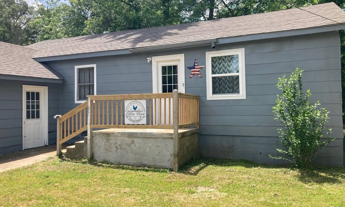 Van Buren Cottage | The Little Blue on 123 E Pine Street