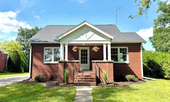 Winterset House | The Little Brick House - Walkable to the Square Dining & Shopping
