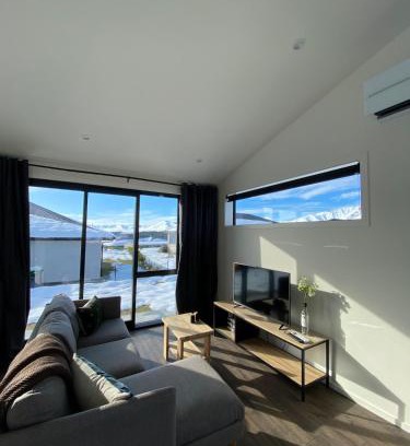 Lake Tekapo House | The Little Cottage