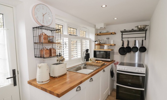 Sibford Gower Cottage | THE LITTLE COTTAGE, romantic, character holiday cottage in Swalcliffe