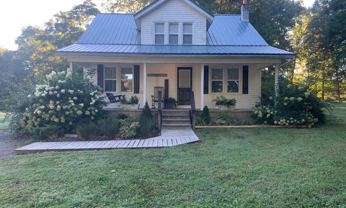 Russell Springs Villa | The Little FarmHouse