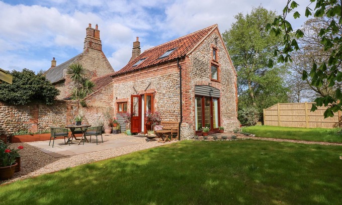 Bacton Cottage | THE LITTLE HAY BARN, family friendly, with open fire in Bacton