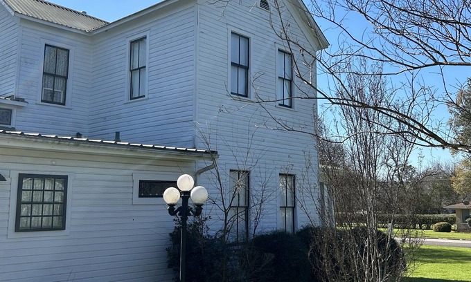 La Grange Cottage | The Little House, 3 blocks to city square and 20 mins to Round Top