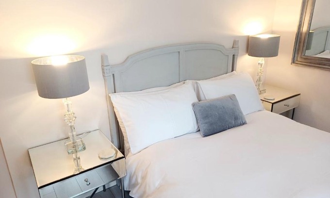 Swalecliffe House | The Little Limes - Ensuite Double Room Own Entrance in Art Deco House