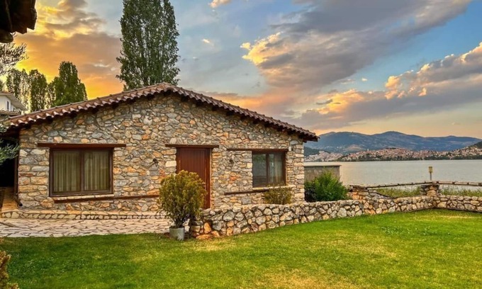 Ampelokipi House | The Little Stone House by the Lake/Το Πέτρινο Σπιτάκι δίπλα στη Λίμνη