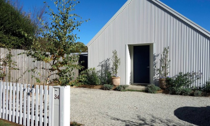 Trentham Apartment | The Little Studio. Cozy and stylish! Trentham weekend couple accommodation.