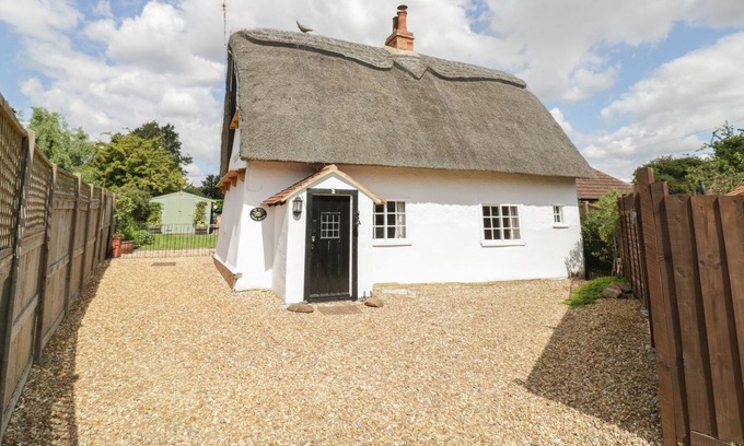 Riseley Cottage | THE LITTLE THATCH COTTAGE, pet friendly, with hot tub in Riseley