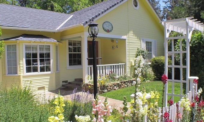 Murphys Cottage | The Little Yellow Cottage