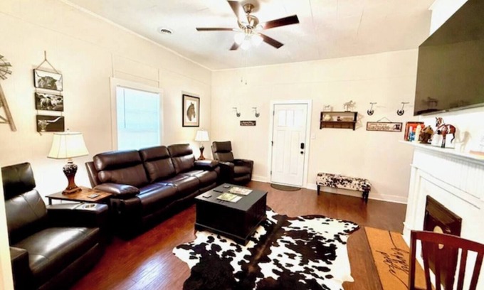 Shelbyville Cottage | The Livery at Rainbows End