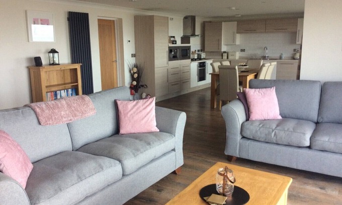 Westleigh Apartment | The Lobster Pot. Fabulous 2 bedroom Apartment overlooking the Beach/Green