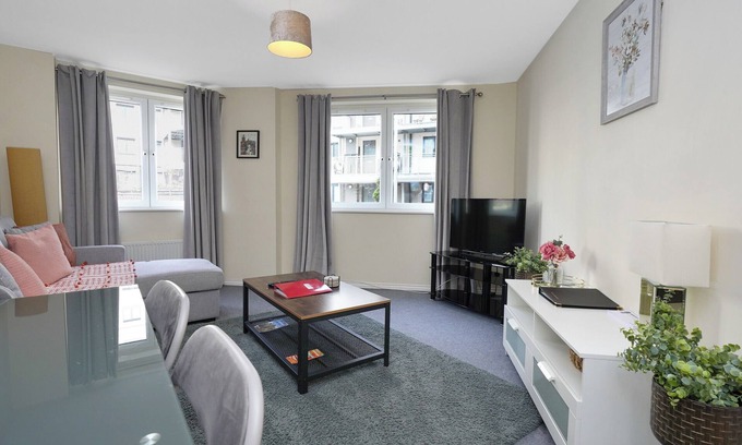 Restalrig Apartment | The Lochend Two Bedroom Residence is a bright spacious apartment in Edinburgh.