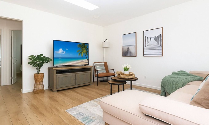 Harbor Apartment | The Locust Landing, 10 Minutes to Beach, AC, Private Parking, 2 Bedrooms, Fits 5