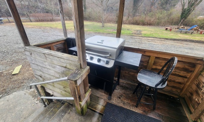Kimball Apartment | The Lodge 1st Floor 1-bedroom/Kitchen apartment with AC and WiFi in Kimball