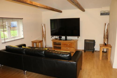 East Harling Apartment | The Lodge - 2 acres of garden with hot tub and fire pit and BBQ