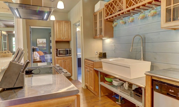 Amenia Cabin | The Lodge- 3-bedroom with WiFi, AC and pool in gorgeous Amenia
