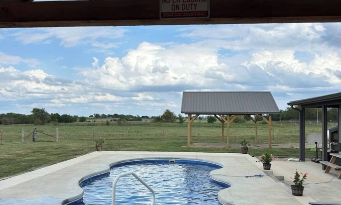 Crawford County Cabin | The Lodge at 11 Rock Ranchn7 bedroom heat and air, wifi and pool!