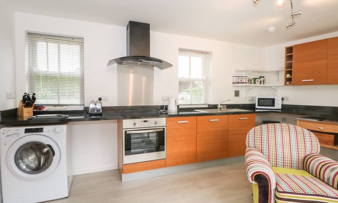 Holt Cottage | THE LODGE AT CROSS COTTAGE, romantic in Holt, North Wales