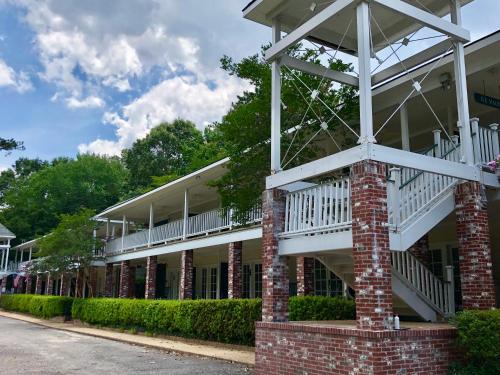 Wakefield Hotel | The Lodge at The Bluffs