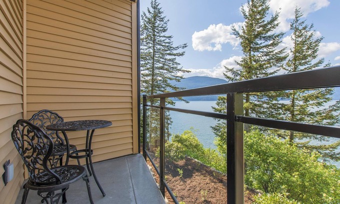 Harrison Hot Springs Cabin | "The Lodge on Harrison Lake" Suite #1