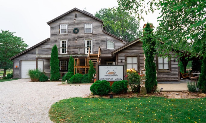 West Baden Springs Cabin | The Lodge - Cozy farm stay with hot tub & breathtaking views 10 min to FL & WBS