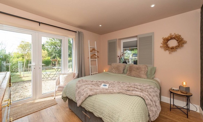 Caversham House | The Lodge - Elegant Comfort in a Peaceful Setting