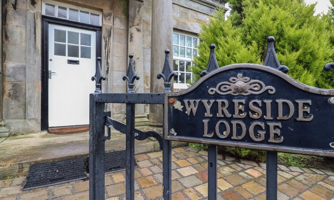 Lancaster Cottage | THE LODGE HOUSE, character holiday cottage, with a garden in Galgate