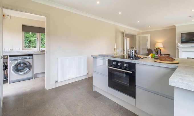 King's Lynn Apartment | The Lodge is a beautifully finished, single-storey home offering modern and stylish holiday accommod