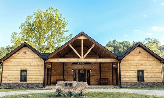 Joelton House | The Lodge @ Jones Farm Venue and Cabins