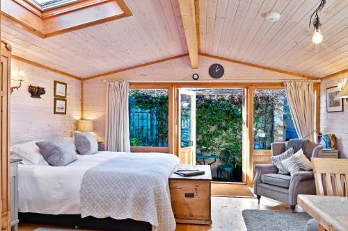 Hurstpierpoint Apartment | The Lodge - Luxury Lodge with Super King Size Bed, Kitchen & Shower Room
