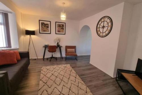 Broadheath House | The Lodge Manchester Airport Free parking Wi-Fi