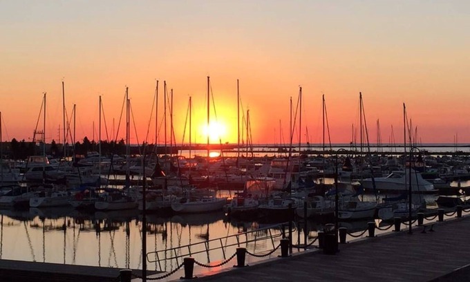 Lorain House | The Lodge on Lakeside - Sleeps 6