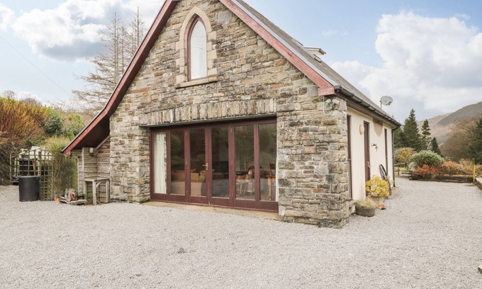 Dol-y-Gaer Cottage | THE LODGE, pet friendly, with hot tub in Pontsticill
