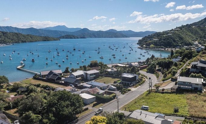 Waikawa Bay House | The Lodge - Picton Holiday Home