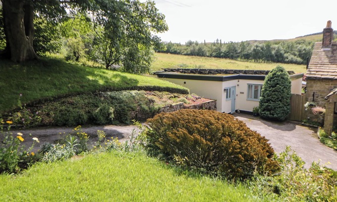 Combs Cottage | THE LODGE, romantic, luxury holiday cottage, with a garden in Disley