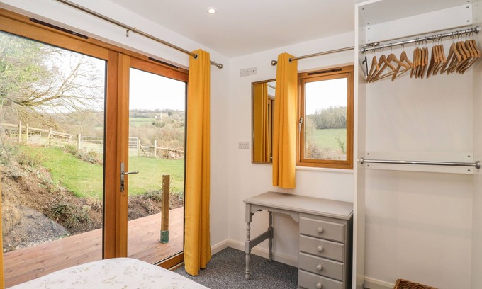 Upton Cheyney Cottage | THE LODGE, romantic, with a garden in Bitton