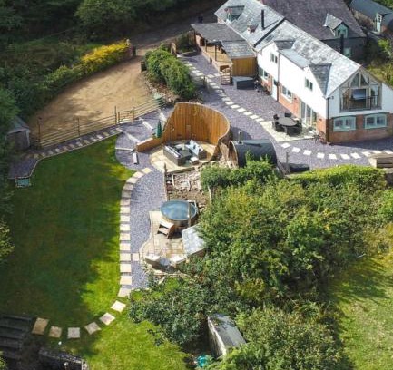 Pontesbury House | The lodge spa with sauna hot tub outdoor kitchen with firepit area