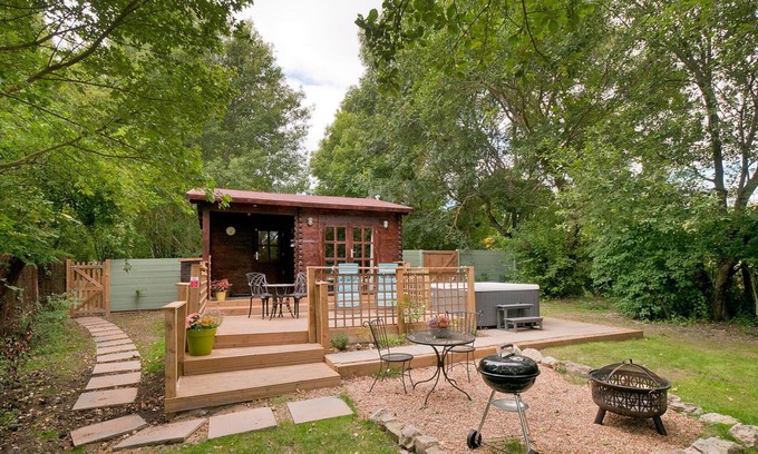 Maidstone Cabin | The Lodge with Hot Tub - Dog friendly