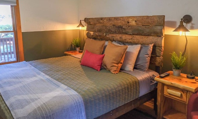 Drake House | The Lodgepole Suite (Unit 5) at Field Guide Rocky Mountain
