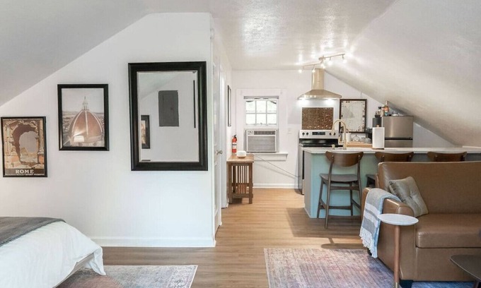 Columbus House | The Loft at Park Place Cozy Studio on the Park