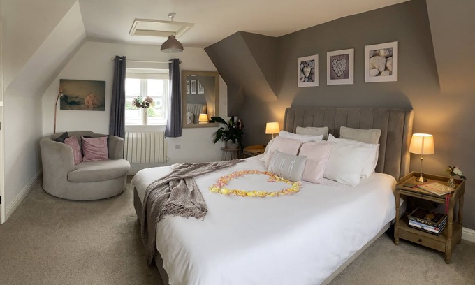 Burton on Trent Cottage | The Loft at Peake’s Retreats + private hot tub