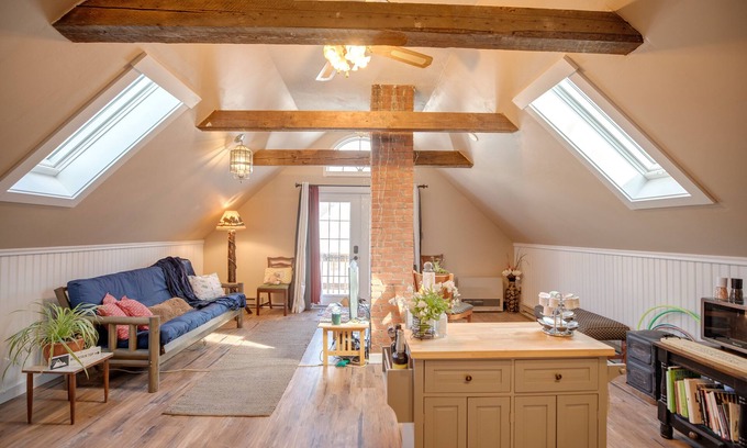 Lincoln Apartment | ~The Loft by Loon~ Pet Friendly