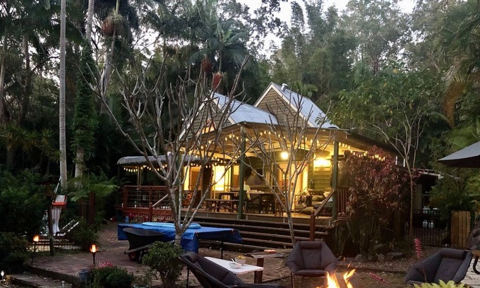 Landsborough House | The Loft House in beautiful Glass House Mountains