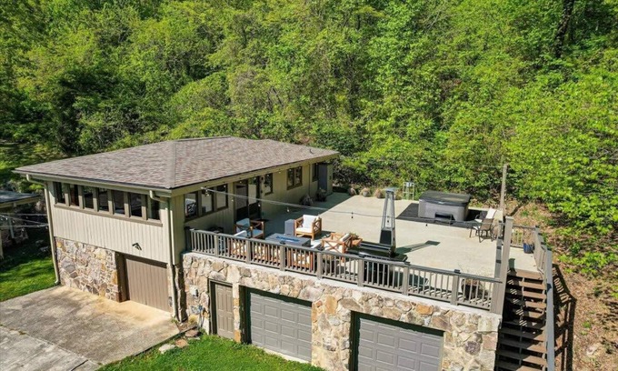 South Pittsburg House | The Loft - Lounge with Grill and Hot Tub!